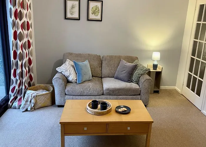 Comfy & Spacious 5 Person House, Driveway Parking!